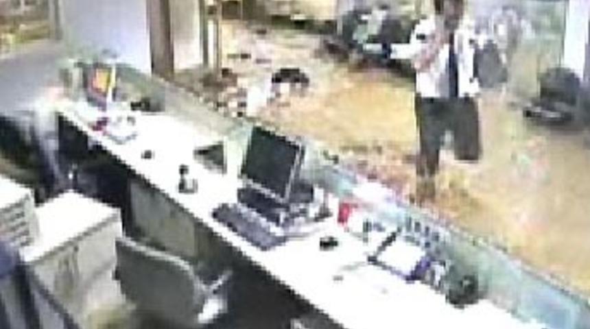 D&uuml;nya devi sular altında