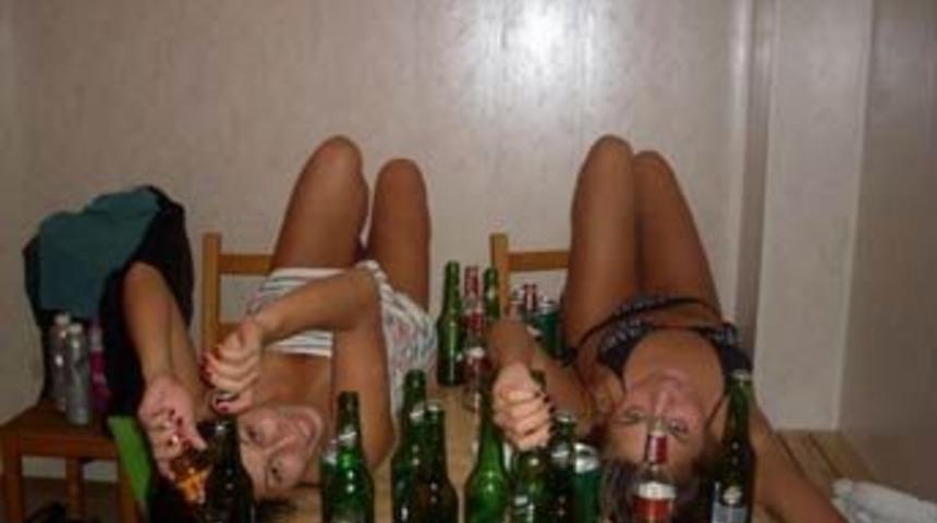 Alkol&uuml; fazla ka&ccedil;ıran kızlar