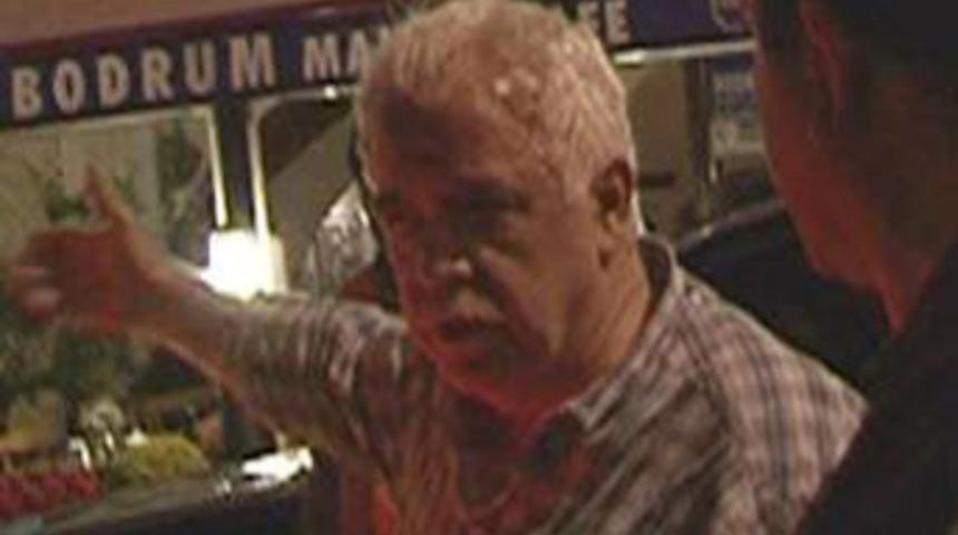 Gazetecilere saldırdı