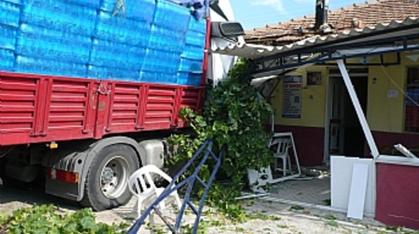 Kontrolden &ccedil;ıkan TIR eve daldı