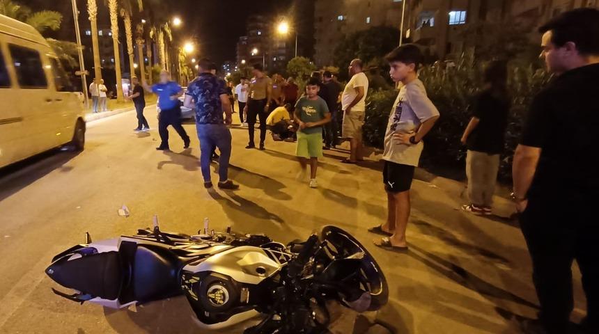 Adana'da motosiklet otomobile çarptı, 2 kişi yaralandı