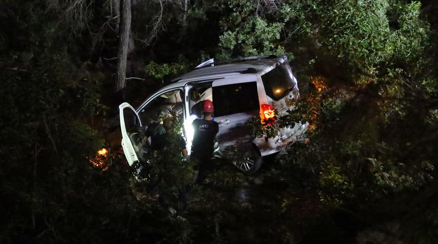 Alanya'da uçuruma yuvarlanmış araçta boğazı kesilmiş ceset bulundu