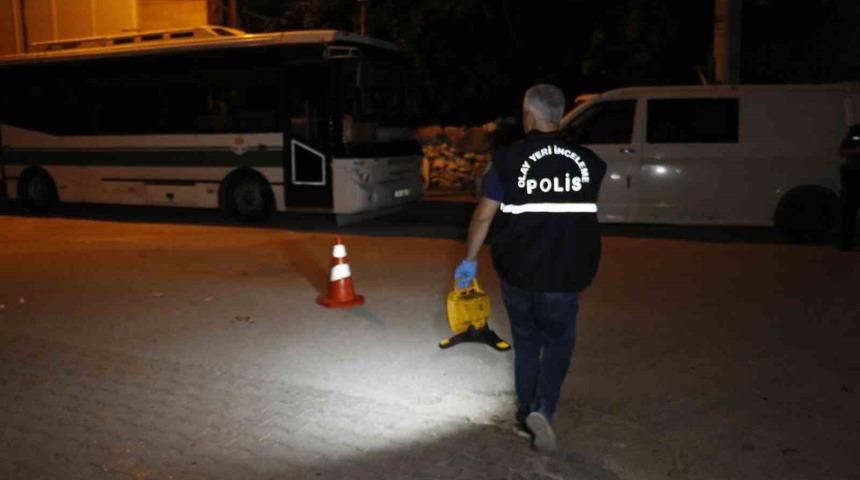 Otomobiliyle seyir halindeyken başka ara&ccedil;tan ateş a&ccedil;ıldı, sırtından vuruldu