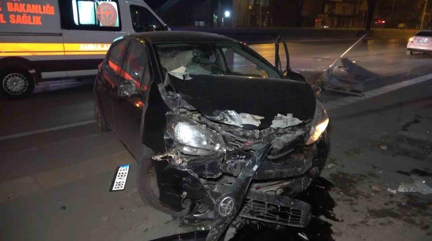 Direksiyon hakimiyetini kaybetti, 2 araca ve direğe çarparak durabildi