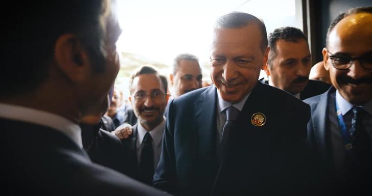 Türkiye'ye gelme sözünü hatırlatınca... Cumhurbaşkanı Erdoğan ile Macron arasında gülümseten sohbet! "Gel şimdi, okey?"