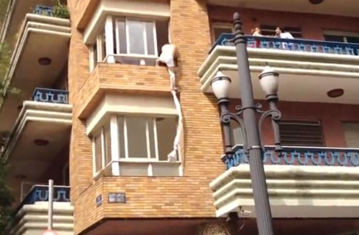 Yasak aşka itfaiye yardımı! Sevgilisinin kocası evi basınca çarşafla pencereden kaçmak istedi... Dengesini kaybedince itfaiye yardım etti G2