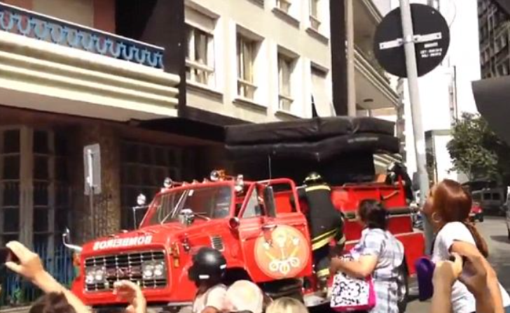 Yasak aşka itfaiye yardımı! Sevgilisinin kocası evi basınca çarşafla pencereden kaçmak istedi... Dengesini kaybedince itfaiye yardım etti G3