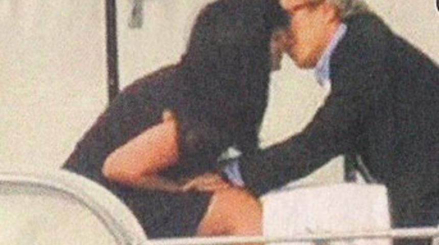 Evli Can D&uuml;ndar gen&ccedil; kızla dudak dudağa