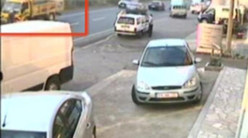 Yaşlı kadına kamyon böyle çarptı