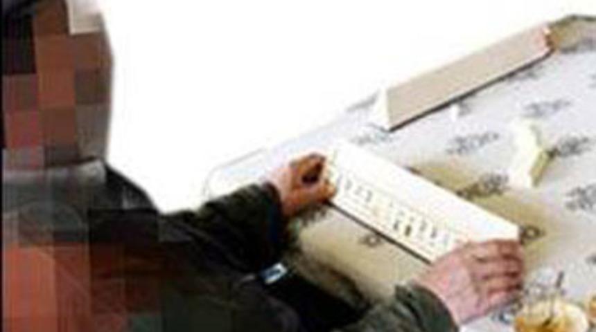 Kızının başını kesti kahvede okey oynadı