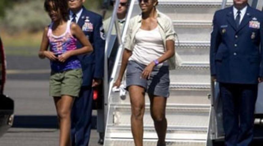 Air Force One'dan şortla indi