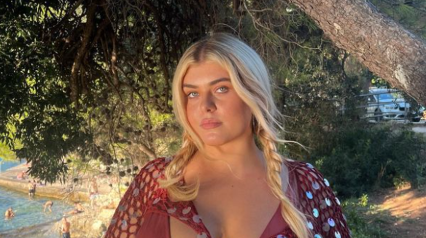 Sosyal medya fenomeni Izzy Nicholls duşun altından yaptığı paylaşımla meydan okudu! "Eleştirenlere postayla gönderin"