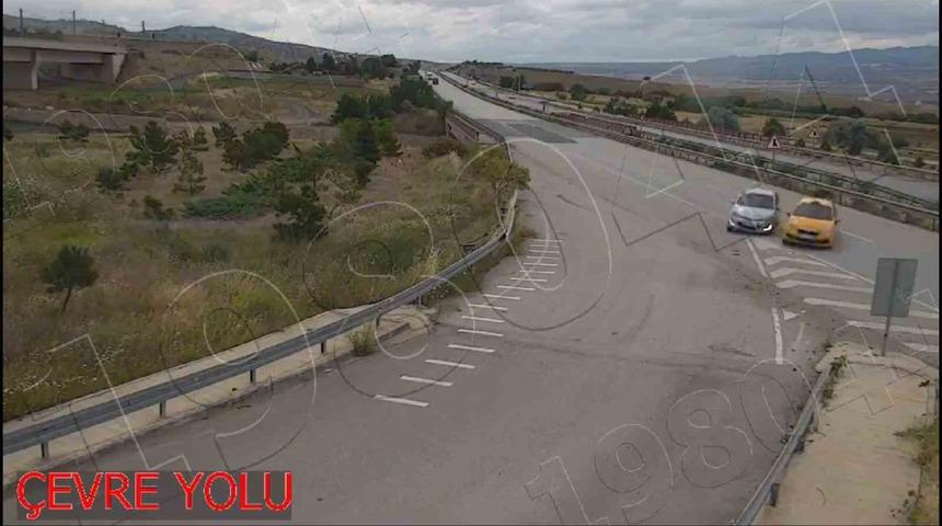 Dikkatsiz sürücülerin kaza anı güvenlik kamerasında
