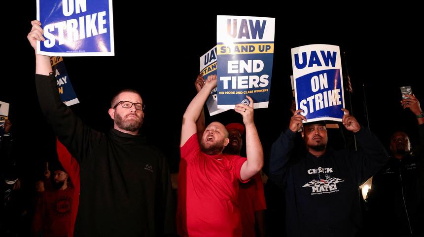 ABD'de 3 büyük otomotiv fabrikasında binlerce işçi greve gitti! Fiyatların artışı olabilir...