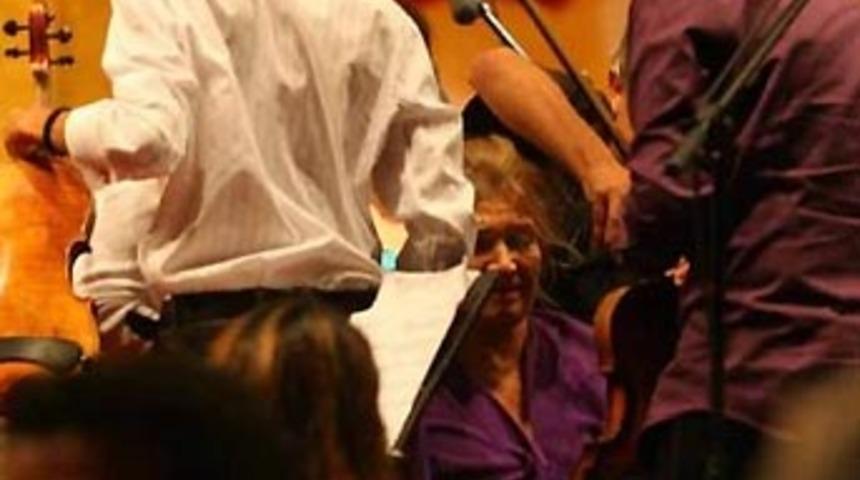 &Uuml;nl&uuml; virt&uuml;&ouml;z sahnede bayıldı