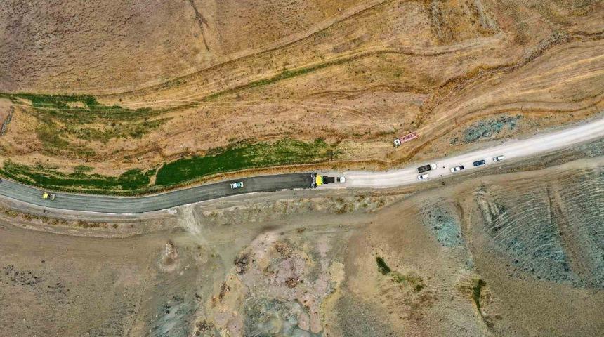 Türkiye’nin en soğuk ilçesinde beton yol çalışması
