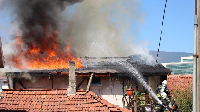 Gelin-kaynana kavgası 'alevli' bitti! Sinir krizi geçirdi, benzin döküp evi ateşe verdi