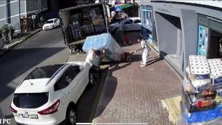 Su şişelerinin altında kaldı, ölümden döndü! Korku dolu anlar kamerada