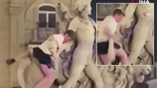 Turist tırmandığı heykelin kolunu kırdı! Onarım maliyeti 19 bin dolar... Turistin ödemesini istiyorlar