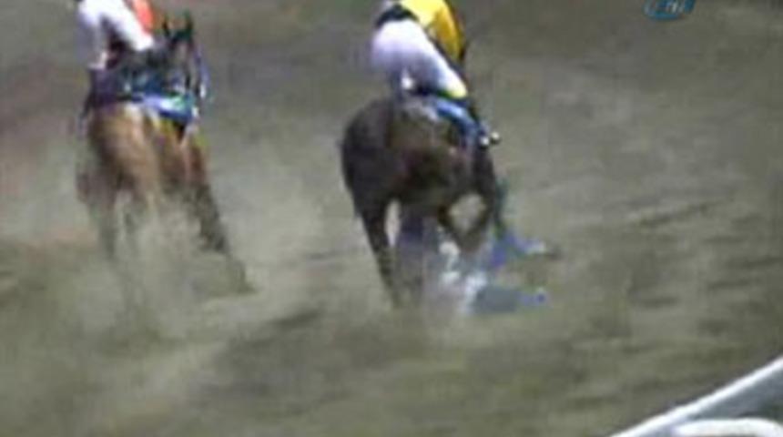 Bu da zincirleme at yarışı kazası