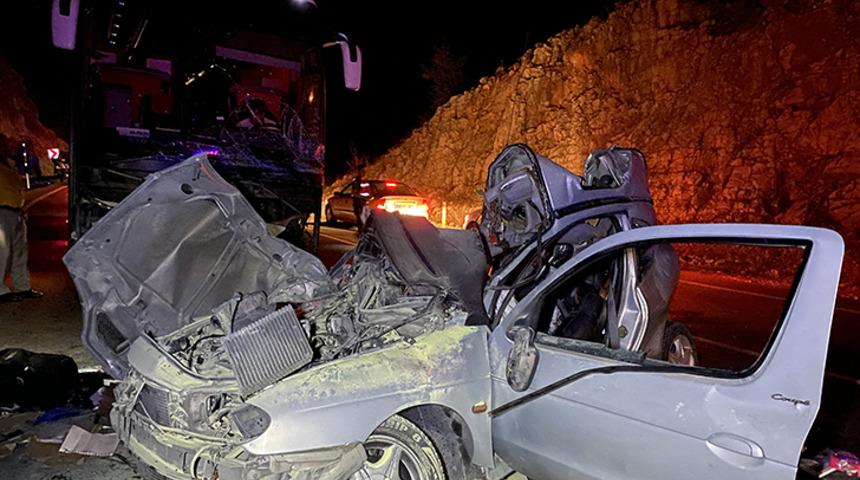 Antalya'da yolcu otobüsüyle otomobil çarpıştı: 1 ölü 