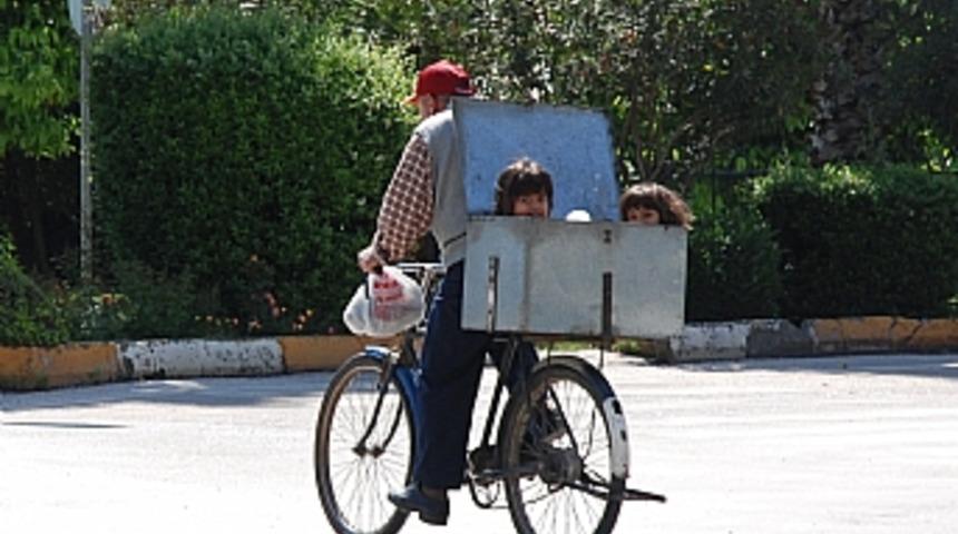 Torunlarını metal servis sepetinde taşıdı 