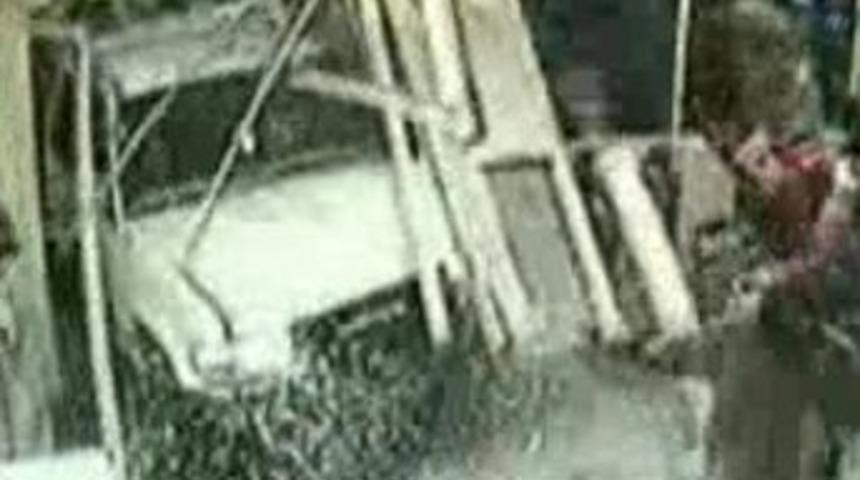 Sinirli s&uuml;r&uuml;c&uuml; arabasıyla d&uuml;kkana girdi!