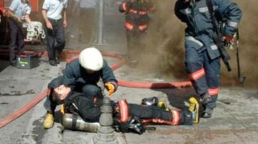 Sultanbeyli'de yangın, 1 itfaiyeci şehit oldu