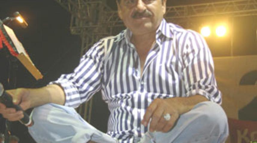 İbrahim Tatlıses yalın ayak konser verdi