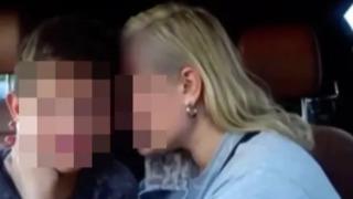 Oğlunu ağlayan pozlar vermesi için zorladı! Sosyal medyada tepki çeken görüntüler... Bunun adı resmen taciz