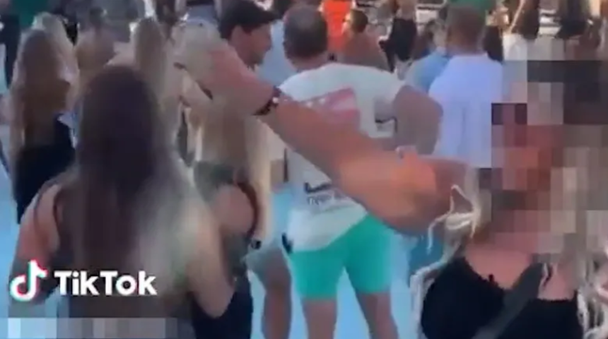 Havuz partisinde şaşkına çeviren anlar! Vefat eden kardeşinin küllerini bir anda havuzun ortasına döktü... Görüntüler tepki çekti 