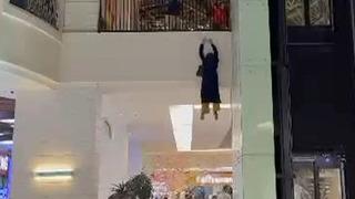 Yer: Konya! AVM'de korkunç olay... Korkuluklara çıkıp kendisini aşağı bıraktı