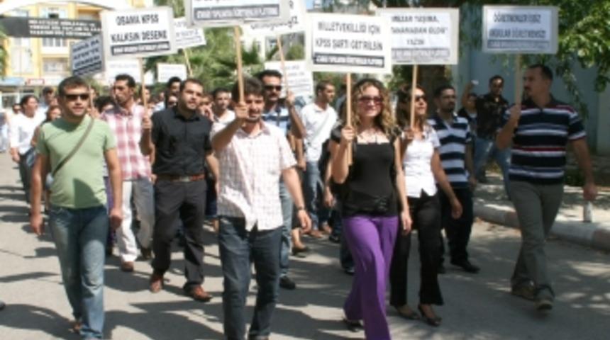 &Ouml;ğretmen adaylarından 'atama' tepkisi