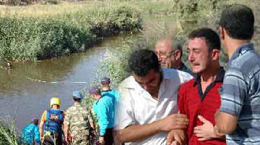 Arkadaşlarının boğuluşunu &ccedil;aresizce izlediler