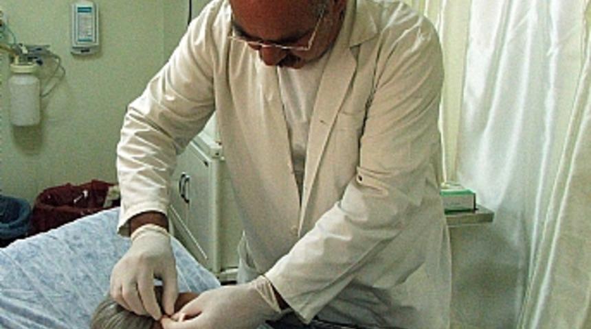 Fel&ccedil; ge&ccedil;iren yaşlı kadının kulağından kene &ccedil;ıktı