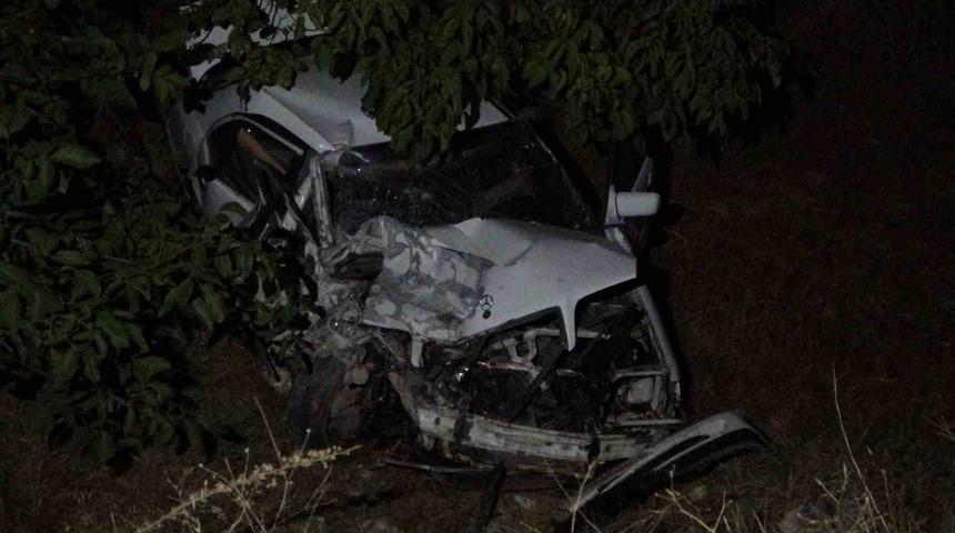 Uşak'ta İş&ccedil;i servisi ile otomobil &ccedil;arpıştı: 13 yaralı