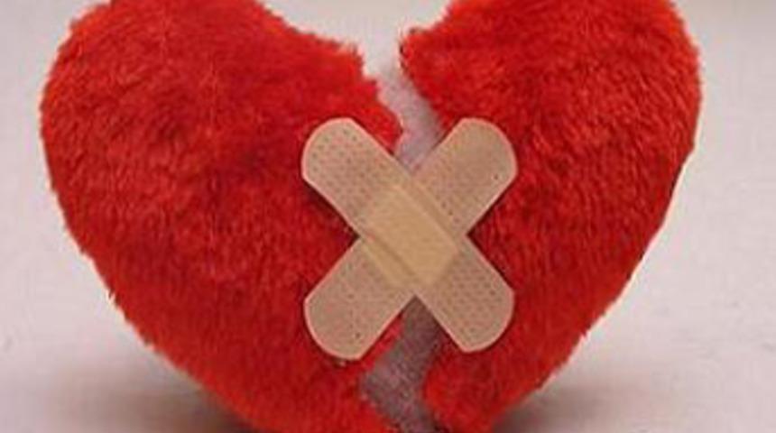 Kırık kalp ger&ccedil;ekten ağrıyor