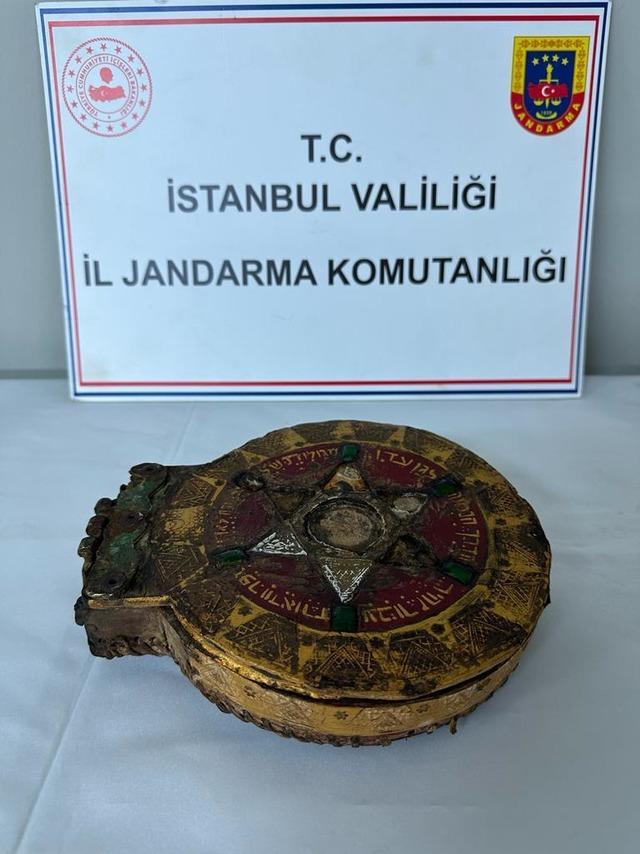 jandarmadan-tarihi-eser-kacakcilarina-operasyon-altin-yazma-tevrati-satmaya-calisan-5-supheli-yakalandi_3770_dhaphoto4