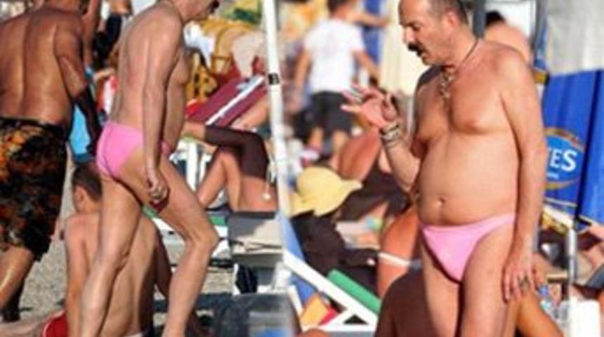 Cemil ipek&ccedil;i pembe mayosuyla sahilde