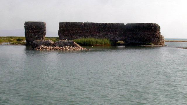 Van Gölü'nde korkutan görüntü! Sular çekilince bin yıllık tarihi kale ortaya çıktı