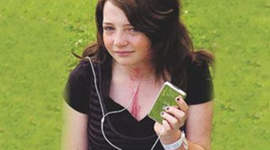 &Uuml;zerlerine yıldırım d&uuml;şt&uuml;, el ele tutuşup kurtuldular