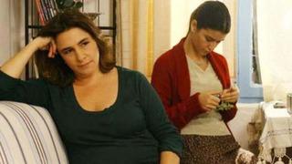 Fatmagül’ün Suçu Ne’nin yıldızları bir arada! Beren Saat ve Esra Dermancıoğlu düğünde kurtlarını döktü