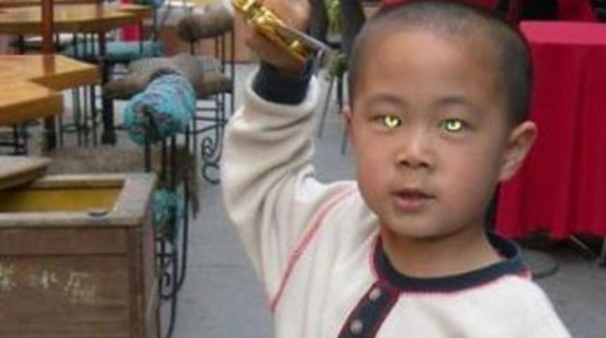 Bu &ccedil;ocuk karanlıkta okuyabiliyor