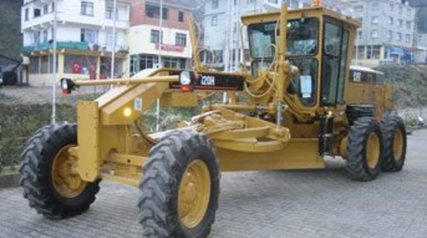 Yolda uyuya kaldı, greyder ezdi