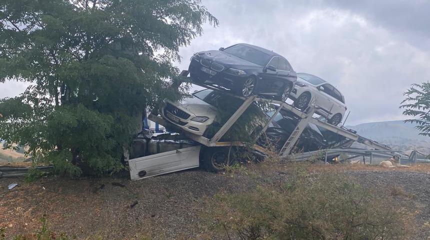 Görenler inanamadı! Lüks araçlar yola savruldu, maddi zarar...