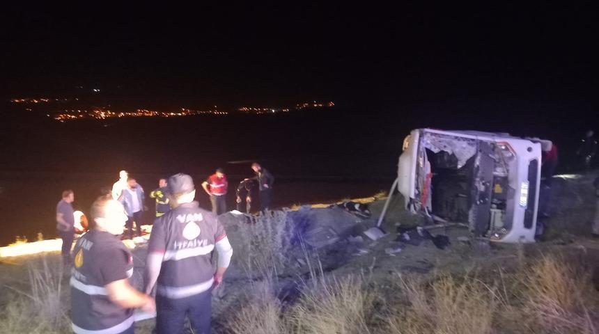 Düzensiz göçmenleri taşıyan midibüs şarampole yuvarlandı! Çok sayıda ölü ve yaralı var