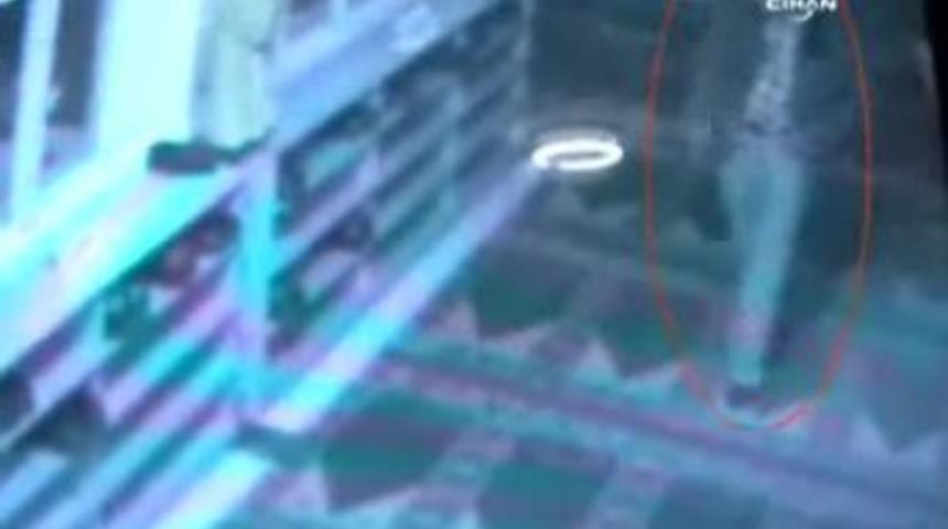 Camiden ayakkabı &ccedil;alarken kameraya yakalandı