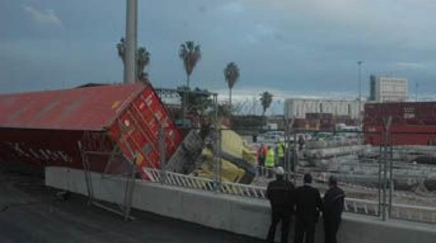 Hemzemin ge&ccedil;itte y&uuml;k treni TIR'ı bi&ccedil;ti: 2 yaralı