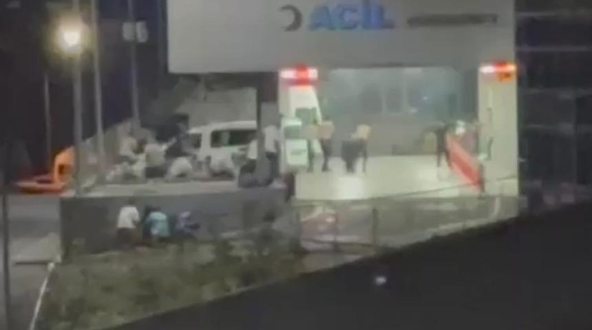 İzmir'de silahlı çatışma! Acilin önünde birbirlerine kurşun yağdırdılar