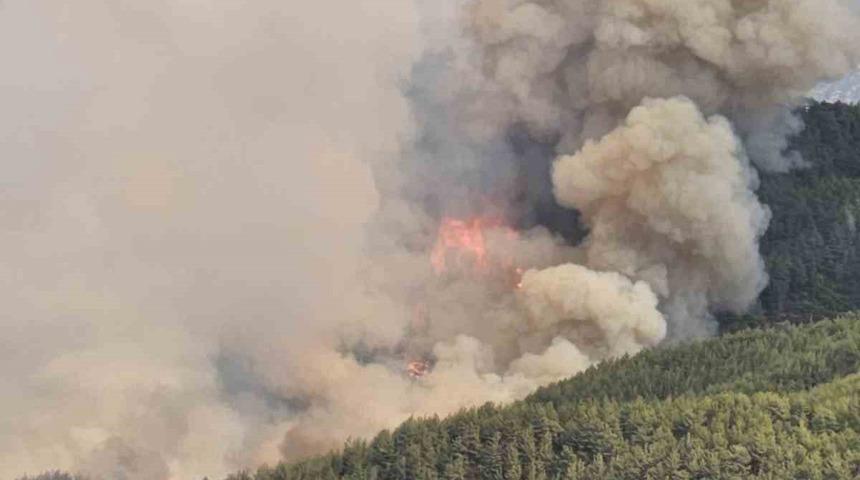 Antalya'dan korkutan görüntüler! Rüzgar etkisini artırdı, 5 ev tahliye edildi